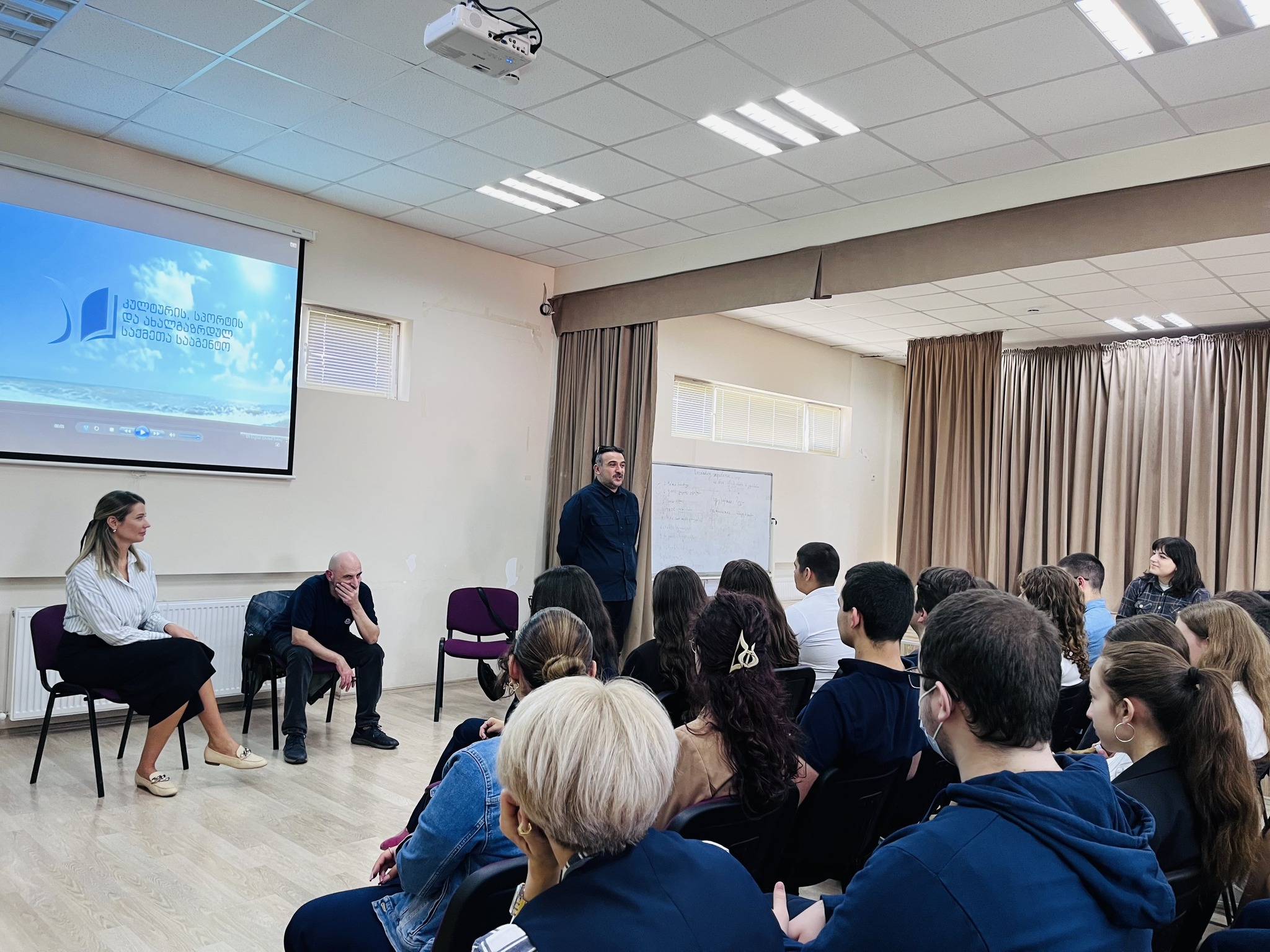 (ქართული) „ამბები აფხაზეთიდან” კერძო სკოლა „ქორალს“ ეწვია